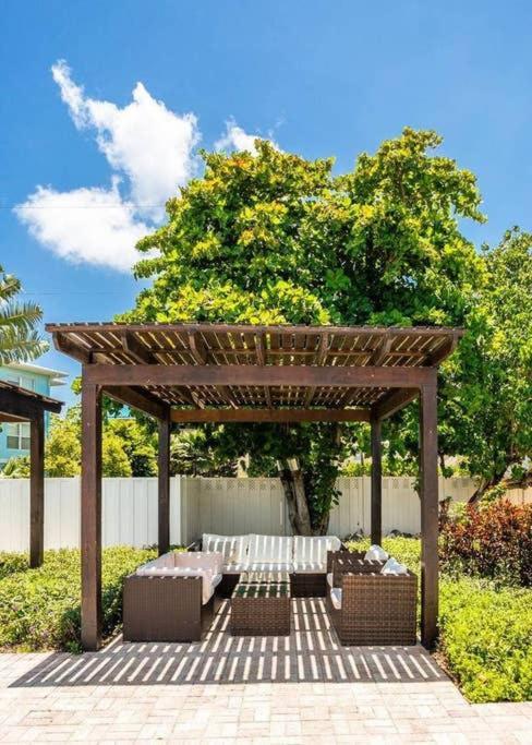 Beach Living At Island Pine Villas George Town Exterior photo