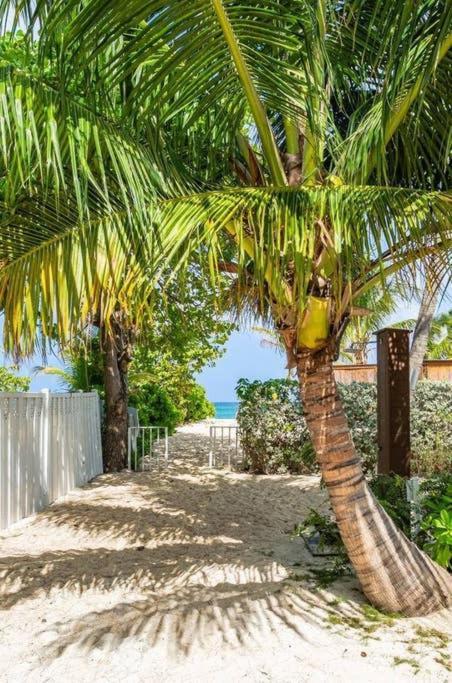 Beach Living At Island Pine Villas George Town Exterior photo